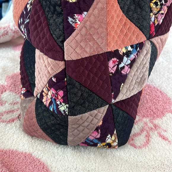 BEAUTIFUL QUILTED PATTERN VERA BRADLEY LARGE ZIPPERED TOTE - Picture 8 of 12